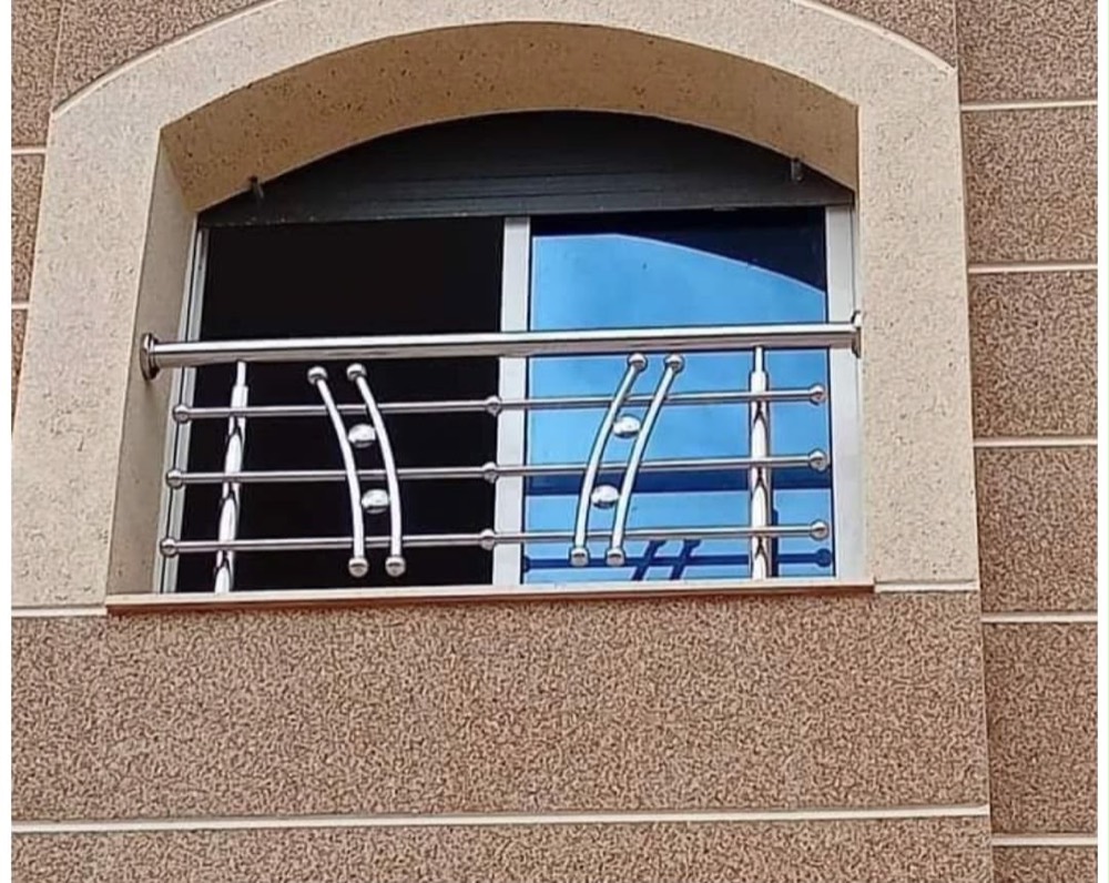 شباك بقضبان منحنية
