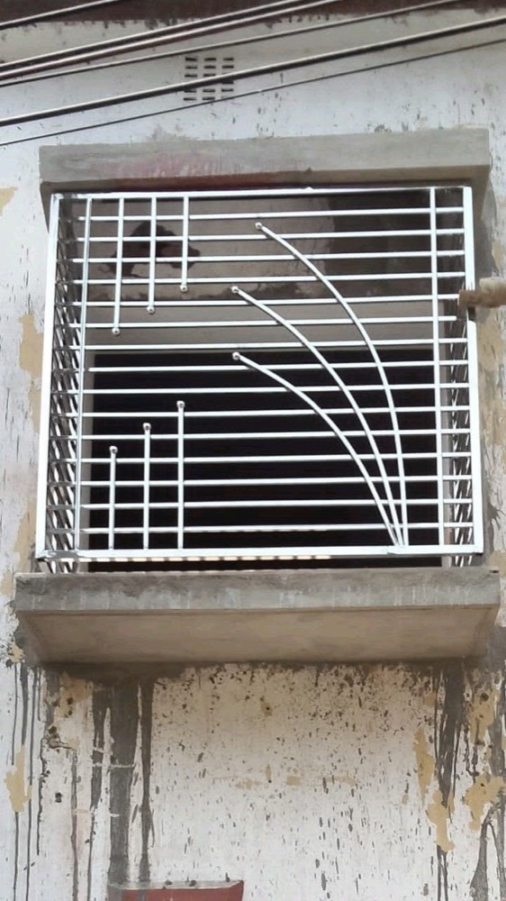 شباك أبيض بمنحنيات